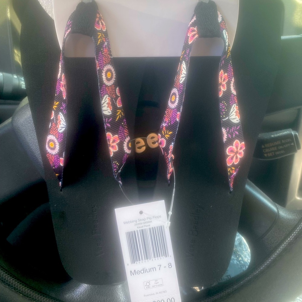 BRAND NEW W TAGS ATTACHED VERA BRADLEY FLIP FLOPS